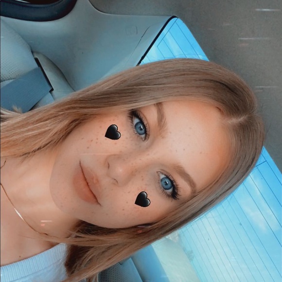 Profile Picture of Emma nicole Herzog (@emmabear_x) on Poshmark
