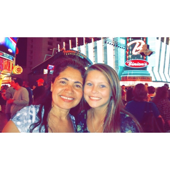 Profile Picture of Lauren Rouland (@lauren_rouland) on Poshmark