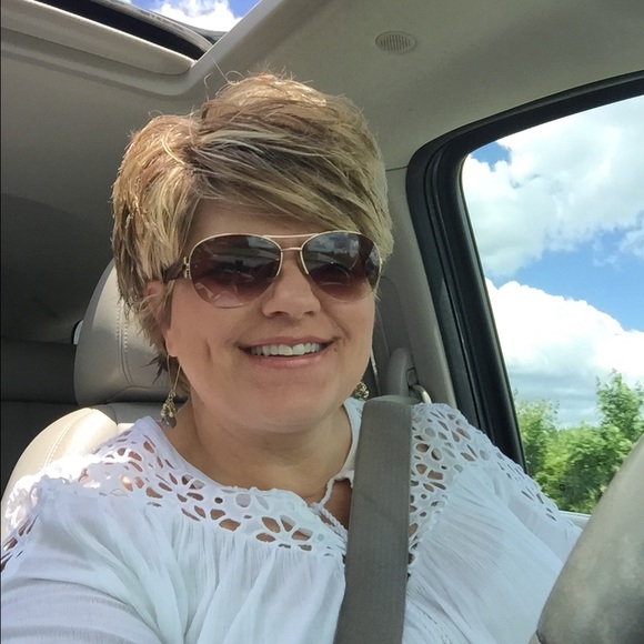 Profile Picture of Tonya Perry (@1391barbet) on Poshmark