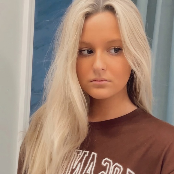 Profile Picture of Brooke Peter (@brooke_peter) on Poshmark