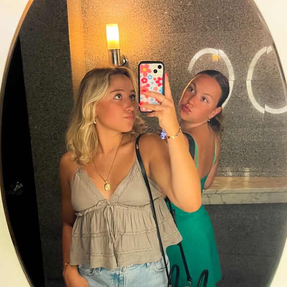 Profile Picture of Alice Kosterin (@alnkosterin) on Poshmark