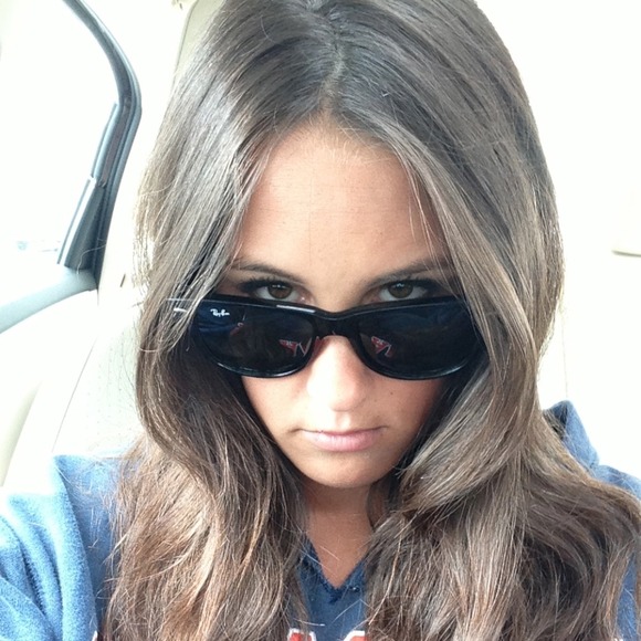 Profile Picture of Olivia Rickenbacher (@olivlaurrick) on Poshmark