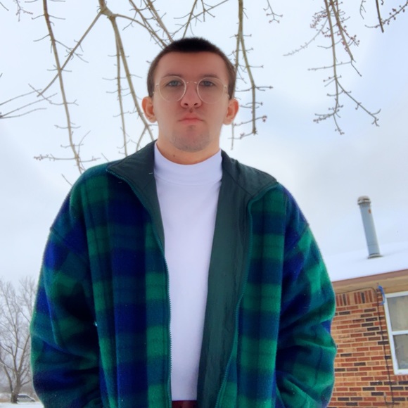 Profile Picture of Kenneth Burton (@kennethburtonn) on Poshmark