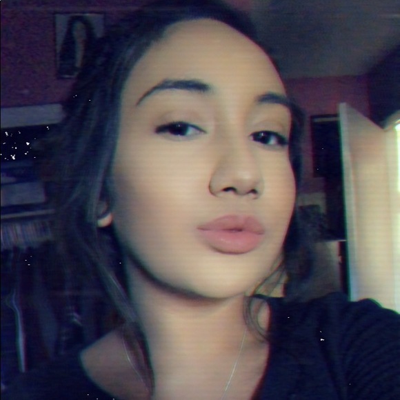 Profile Picture of Paula Valle (@paao_) on Poshmark