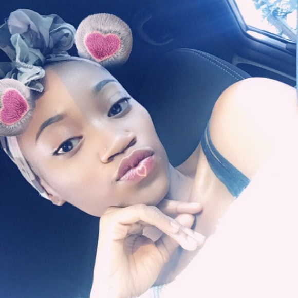 Profile Picture of Azyia Poore (@azyiaaa) on Poshmark