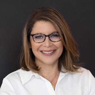 Profile Picture of Lynda Cohen Loigman (@lloigman) on Instagram