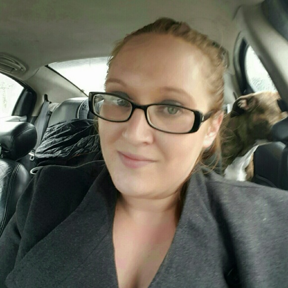 Profile Picture of Amanda Calicoat (@mandagayle02) on Poshmark