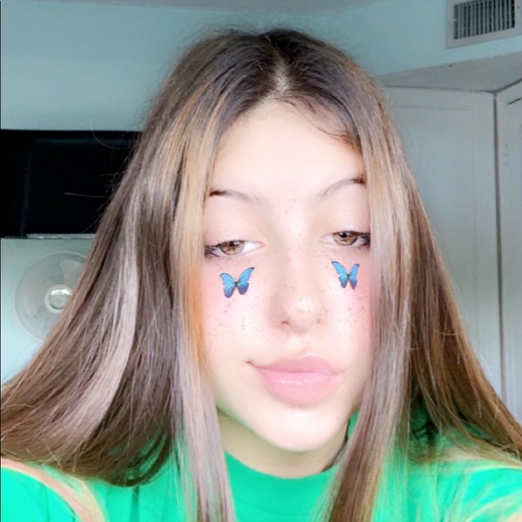 Profile Picture of Amanda Bastos (@amandabastos420) on Poshmark