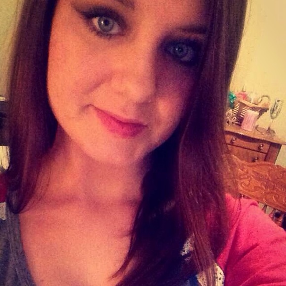 Profile Picture of Stacey Broadhead (@staceylichelle) on Poshmark