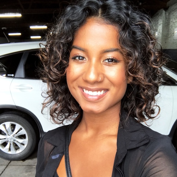 Profile Picture of Fabiola Rojas (@fabsred) on Poshmark
