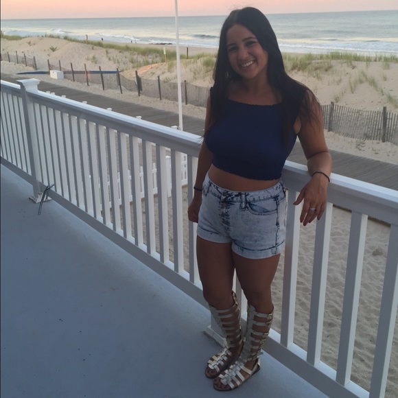 Profile Picture of Alexa Guinta (@alexaguinta) on Poshmark