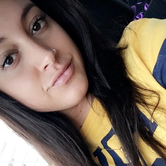 Profile Picture of Danielle Geraghty (@daniellegee1290) on Poshmark