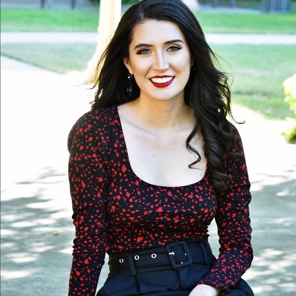 Profile Picture of Trista Dearing (@trista_dearing) on Poshmark