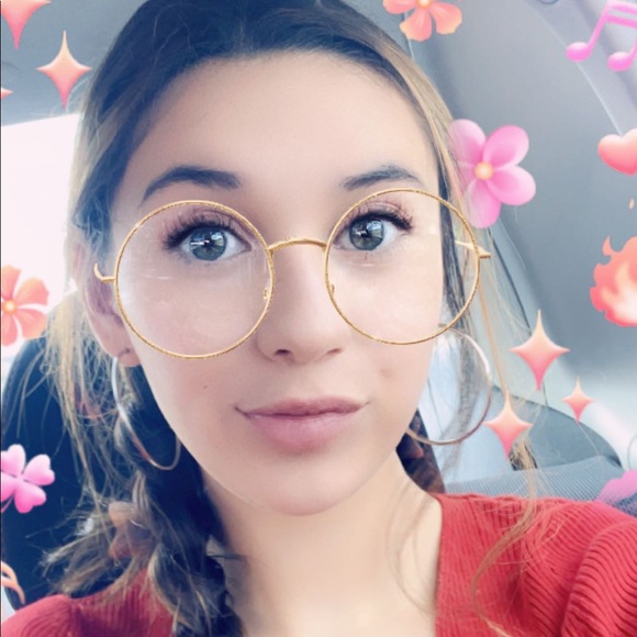 Profile Picture of Rain Alviar (@rain_13) on Poshmark