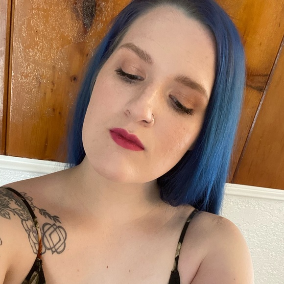 Profile Picture of Taylor Selby (@tayloreselby) on Poshmark