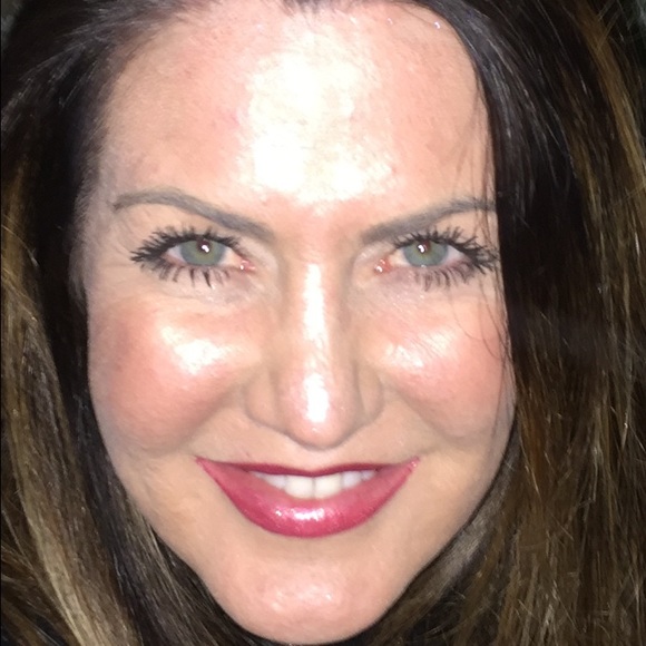 Profile Picture of Holly Hunzicker (@hollybell0905) on Poshmark