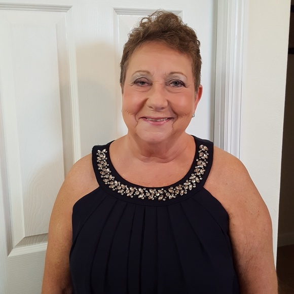 Profile Picture of Jamie Winsett (@luvappls) on Poshmark