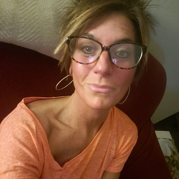 Profile Picture of Sarah Griesinger (@sarahgriesinger) on Poshmark