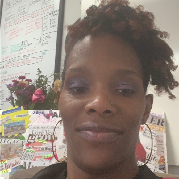 Profile Picture of Angela Perry (@sozoshop) on Poshmark