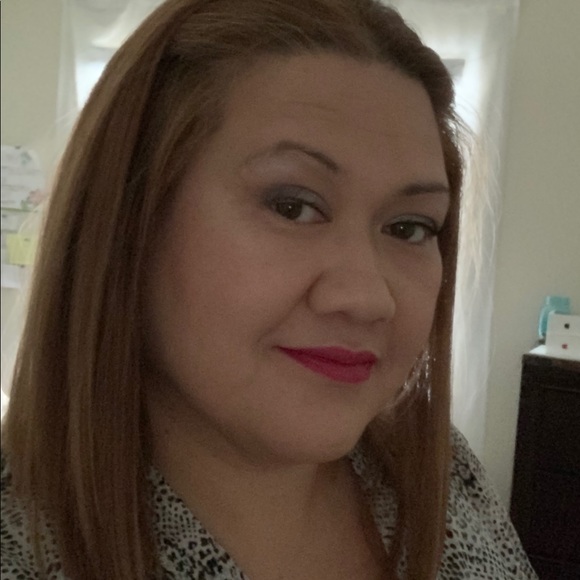 Profile Picture of Lisa Lovelace (@lovelace1827) on Poshmark