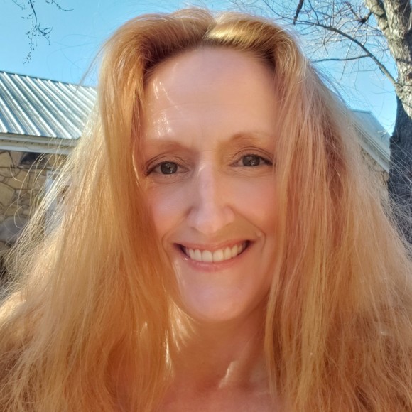 Profile Picture of Jennifer Allcorn (@jenniferallcorn) on Poshmark