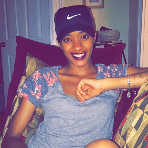 Profile Picture of Alice Rocha (@aliceailenne) on Poshmark