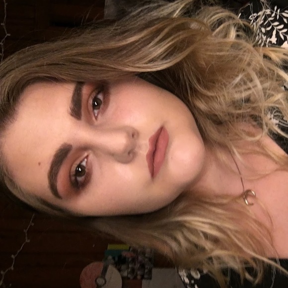 Profile Picture of Sydney Jalovec (@sydneyjalovec) on Poshmark