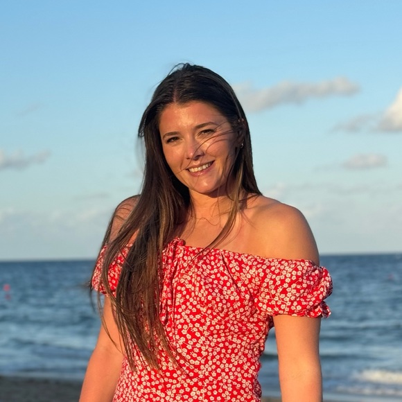 Profile Picture of Morgan Manglaviti (@megmorg98) on Poshmark
