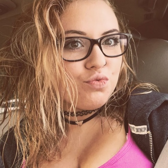 Profile Picture of Alexa Burns (@lexxaaamariieee) on Poshmark