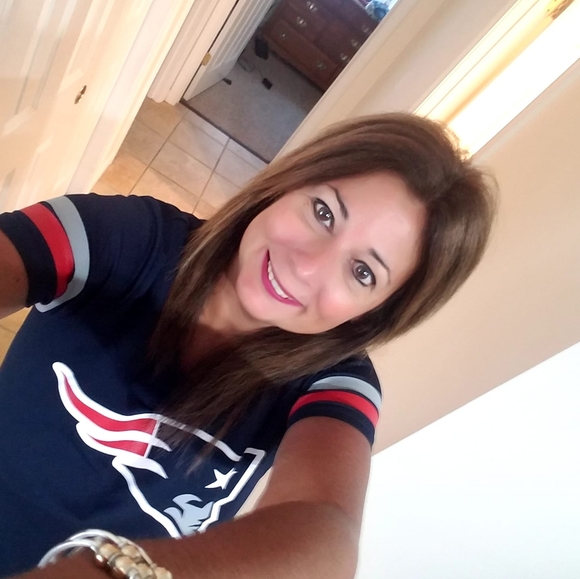 Profile Picture of Karen Lasser (@karenlasser) on Poshmark