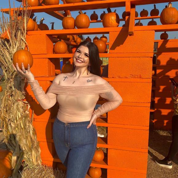 Profile Picture of Jonna Gaede (@jonnaeg) on Poshmark