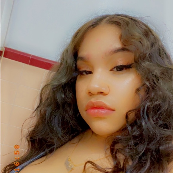 Profile Picture of Gissela 🐥💛 (@keilyn33) on Poshmark