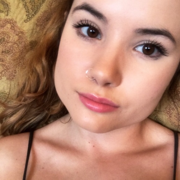 Profile Picture of Lily Beane (@lilybeane24) on Poshmark