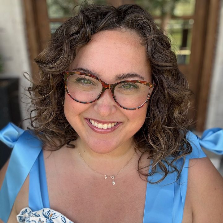 Profile Picture of Amanda | The Curvy Porch Chick (@amandaniccum) on Tiktok