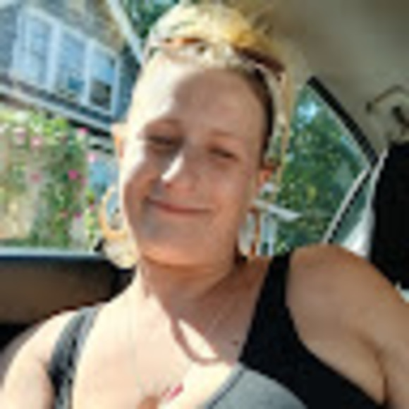 Profile Picture of Kelly Sealander (@sealanderkelly) on Poshmark