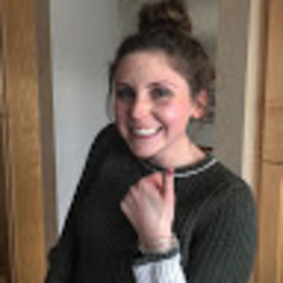Profile Picture of Julia Scadden (@sveascadden) on Poshmark