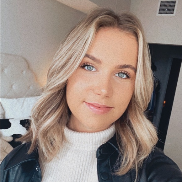 Profile Picture of Kisara Gruschow (@kisarasg) on Poshmark