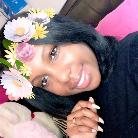 Profile Picture of Kayza Cerezo (@kayza_cerezo) on Poshmark