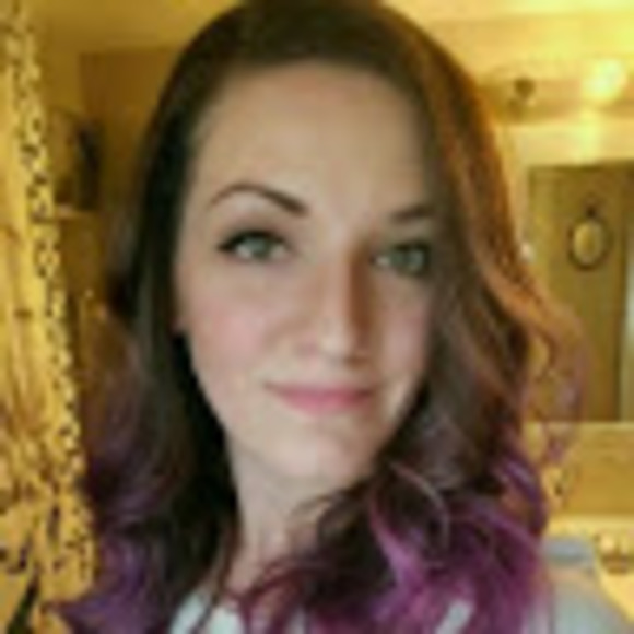 Profile Picture of Carrie Guerrin (@cgbakes) on Poshmark
