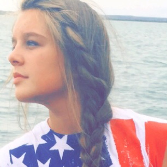 Profile Picture of Ashlyn Mcdaniel (@ashlynmcd15) on Poshmark
