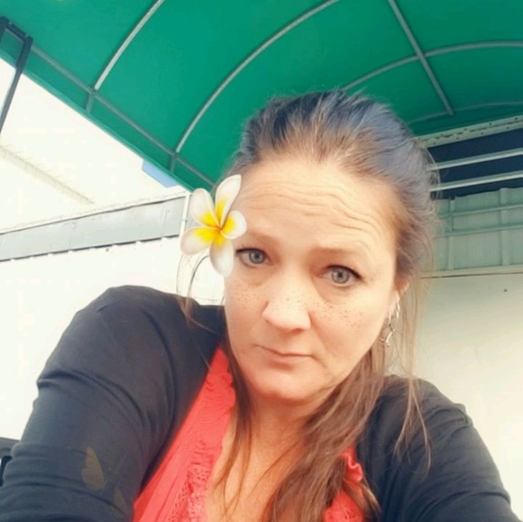 Profile Picture of Ann Sinclair (@anrad19) on Poshmark