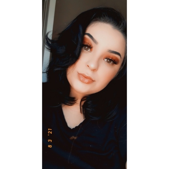 Profile Picture of Aurora Cahue (@auroracahue98) on Poshmark