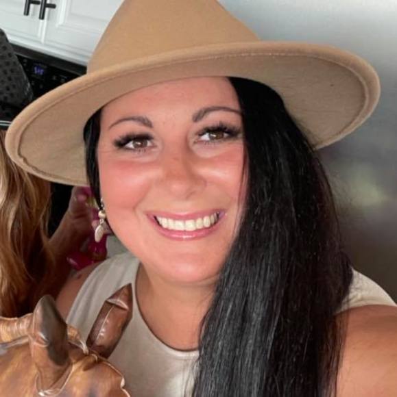 Profile Picture of Maria Lampos (@mlampos14) on Poshmark