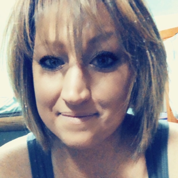 Profile Picture of Leslie Zepka (@lilsweetpea3) on Poshmark