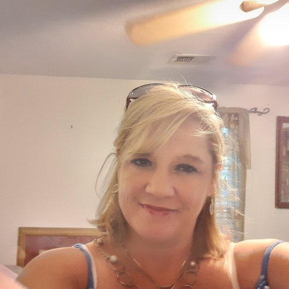 Profile Picture of Jennifer Lakeman (@jenlakeman) on Poshmark