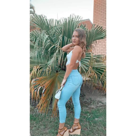 Profile Picture of Lauren Mason (@lozzarose00) on Poshmark