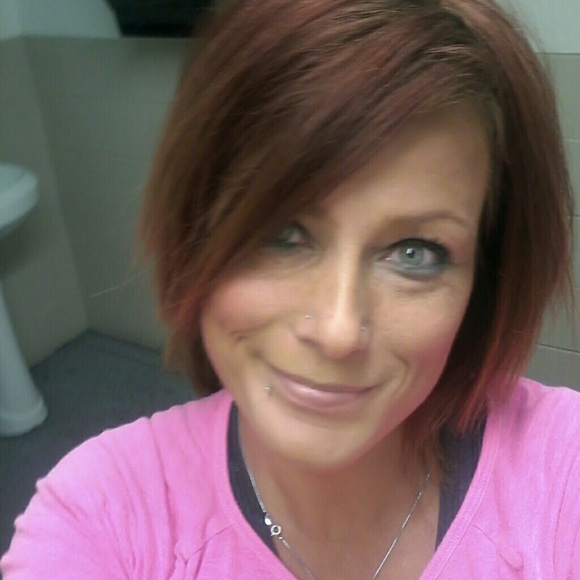 Profile Picture of April Wable (@apes_w) on Poshmark