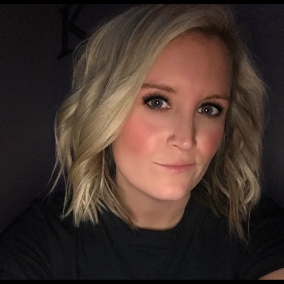 Profile Picture of Lauren Drier (@llurk22) on Poshmark