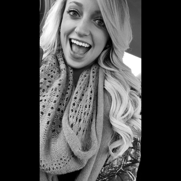 Profile Picture of Alyson Yagle (@alyyagle) on Poshmark