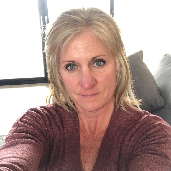 Profile Picture of Cindy Zueger (@salzueger) on Poshmark